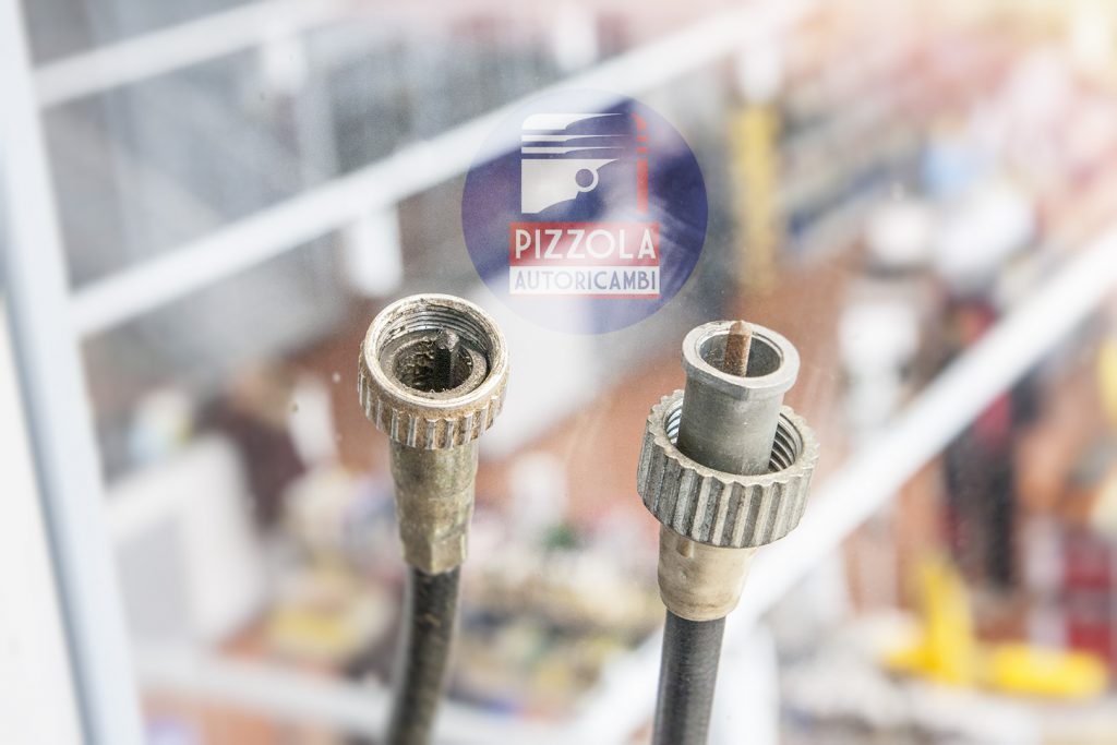 A sinistra il cavo contachilometri originale a destra quello sostitutivo originale Fiat 124